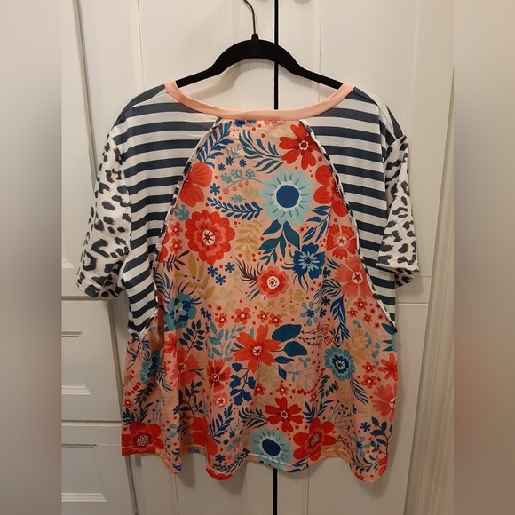 Miss Look top size 3XL pink and blue floral with black and white sleeves - Picture 2 of 5